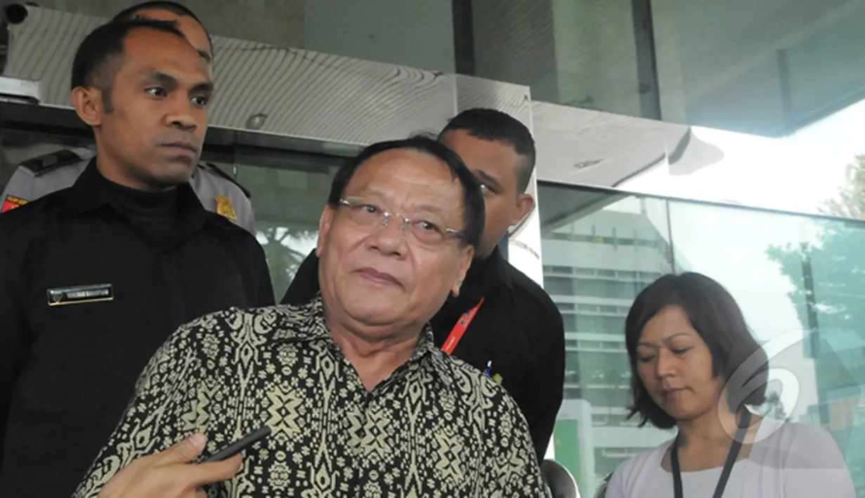 Mantan Panglima TNI, Endriartono Sutarto mendatangi gedung komisi pemberantasan korupsi (KPK), Jakarta, Kamis (12/2/2015). (Liputan6.com/Herman Zakharia)