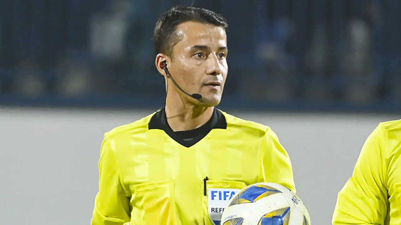 Nasrullo Kabirov, wasit asal Tajikistan.