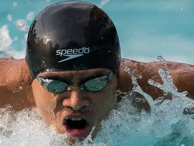 Perenang Indonesia, Glenn Victor, berlatih keras untuk mempersiapkan diri jelang Olimpiade 2016 Rio de Janeiro di Kolam Renang Cikini, Jakarta, Senin (25/7/2016). (Bola.com/Vitalis Yogi Trisna)