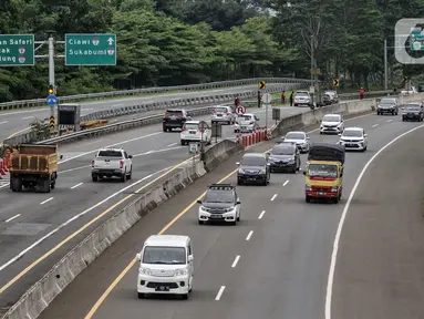 Arus kendaraan arah Jakarta saat melintas di Tol Jagorawi, Bogor, Jawa Barat, Minggu (2/1/2022). PT Jasa Marga (persero) Tbk. mencatat lebih dari 137 ribu kendaraan kembali ke Jakarta melalui jalan tol pada puncak arus balik libur Tahun Baru 2022. (merdeka.com/Iqbal S. Nugroho)