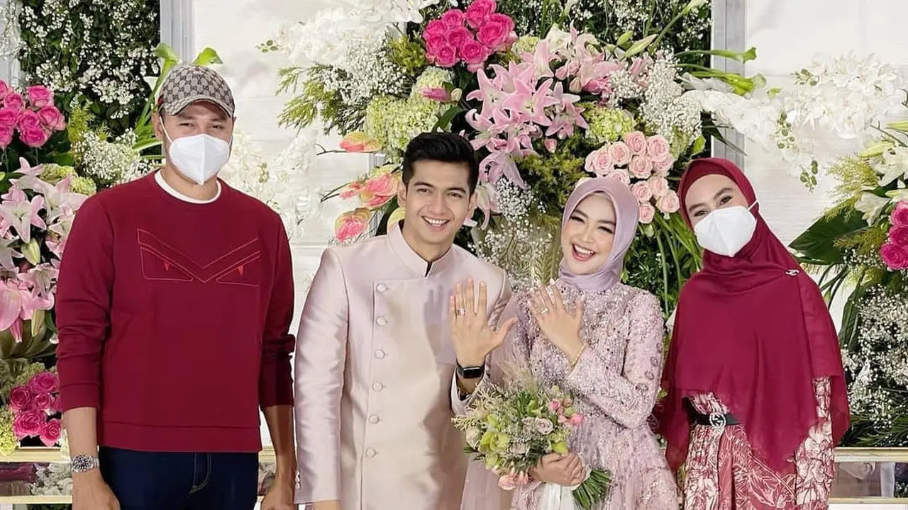 7 Momen Lamaran Ria Ricis dengan Teuku Ryan, Penampilannya Bikin Pangling
