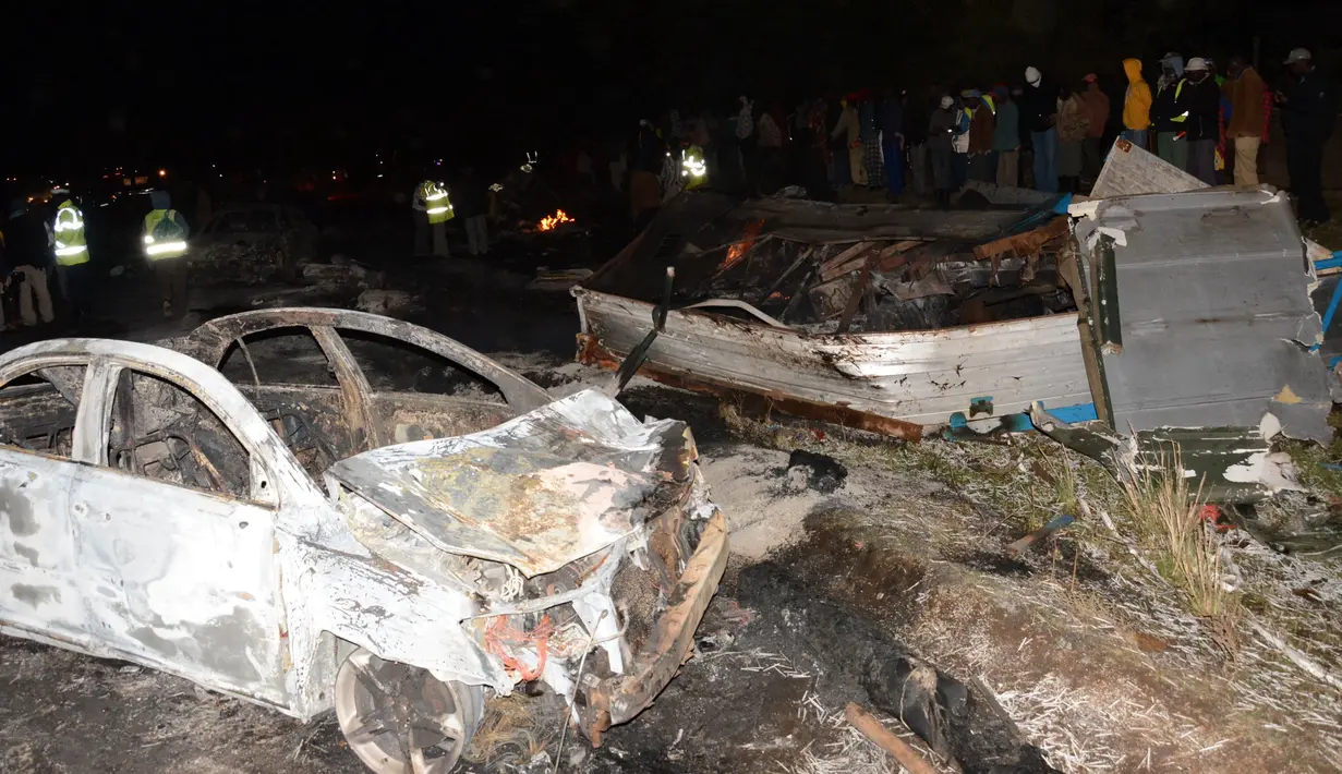 Sejumlah kendaraan hangus terbakar usai terjadi tabrakan dengan mobil tangki pembawa gas kimia di Kenya, Minggu (11/12). Lebih dari 11 kendaraan telah terbakar di tempat kejadian. (REUTERS / Stringer)