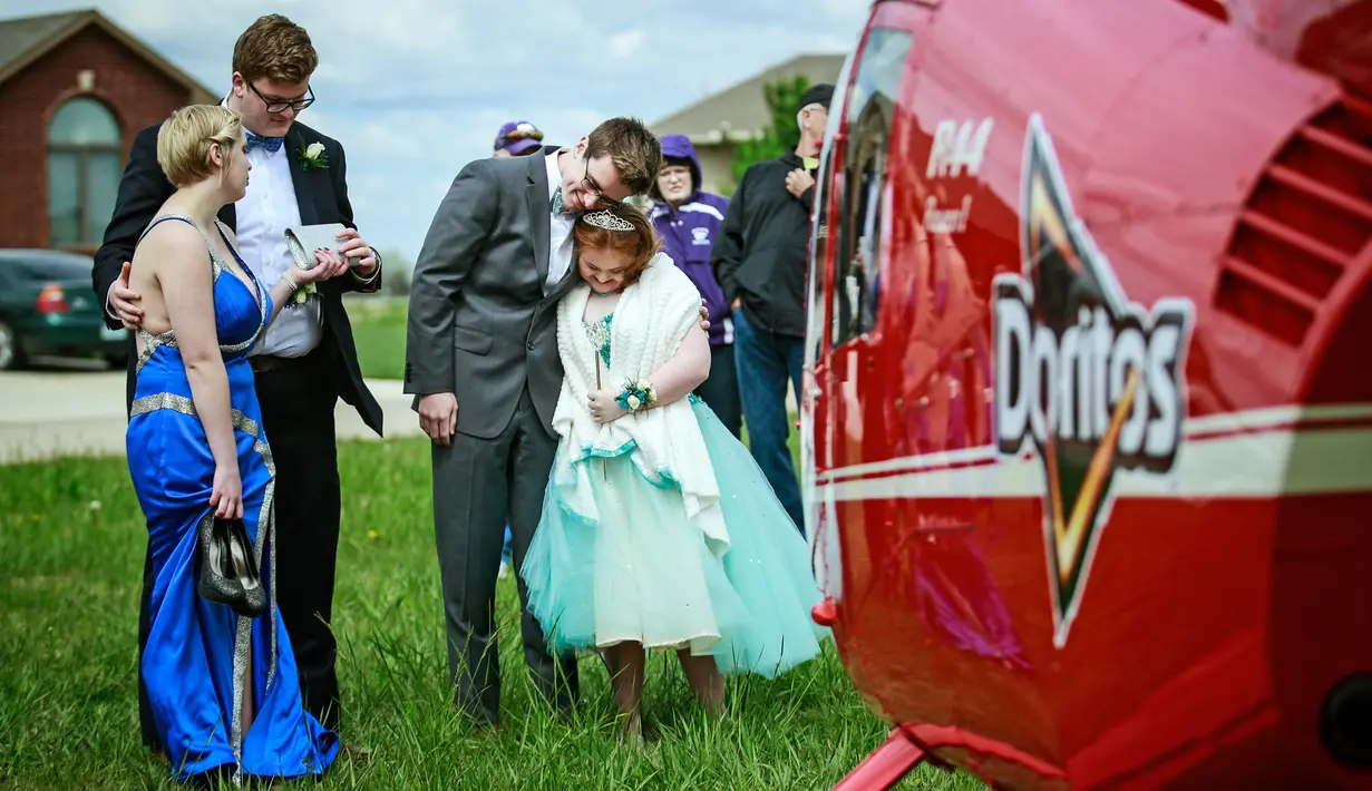 Shaedon Wedel memeluk Carlie Wittman sebelum menaiki helikopter untuk mengikuti promnite sekolah di Newton, Kansas (22/4). Carlie Wittman merupakan adik dari sahabat Wedel yang menderita down Syndrome. (Brett Deering/AP Images for Doritos)