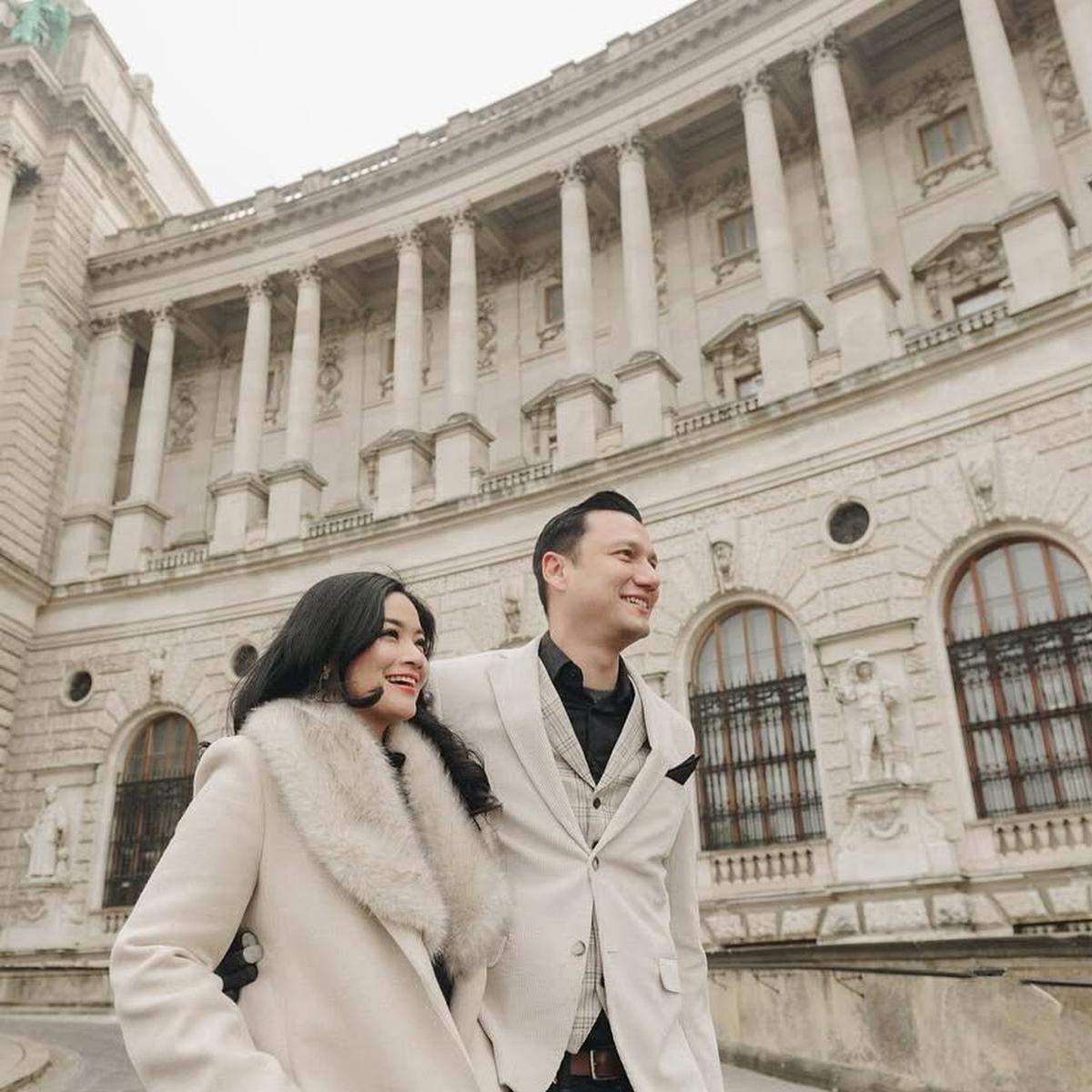 Pacaran Sejak 1999, 8 Potret Liburan Titi Kamal dan Christian Sugiono di Austria - Seperti di Negeri Dongeng