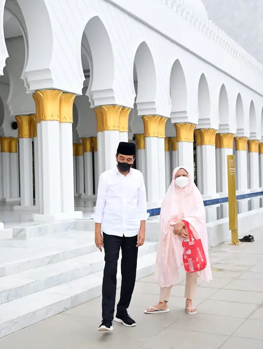 Presiden Joko Widodo bersama Ibu Negara Iriana  setelah melaksanakan sholat Dhuha di Masjid Raya Sheikh Zayed Solo, Minggu (20/11/2022). Kedatangan rombongan keluarga Jokowi disambut pengunjung Masjid Raya Sheikh Zayed. (Foto: Muchlis Jr - Biro Pers Sekretariat Presiden)