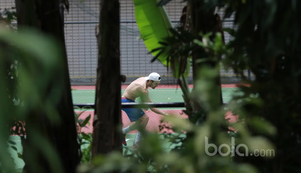 Seorang petenis tengah berlatih ringan sebelum bertanding pada ajang Combiphar Tennis Open 2017 di Hotel Sultan, Jakarta. Senin (13/2/2017). (Bola.com/Nicklas Hanoatubun)