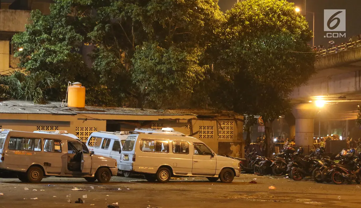 Lokasi yang diduga menjadi sumber terjadinya ledakan kedua di sebuah toilet di sekitar kawasan terminal Kampung Melayu, Jakarta, Rabu (24/5). (Liputan6.com/Angga Yuniar)