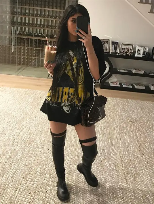 Kaus gombrong yang dipadukan dengan boots tinggi? Tentu Kylie Jenner pun bisa buktikan keseksiannya dengan dua hal itu. (instagram/kyliejenner)