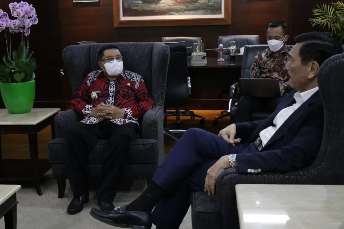 Menko Luhut mengadakan pertemuan langsung dengan Walikota Blitar H. Santoso di Jakarta