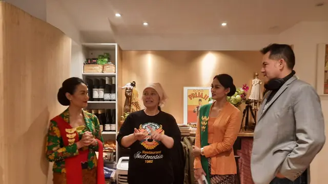jamuan makan malam di Restaurant Indonesia yg dihadiri PGG dan Ibu Anita, pemilik Restaurant Indonesia di Paris, Perancis