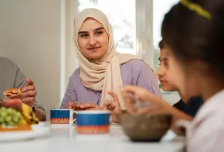 Skin barrier berfungsi dalam menjaga kelembapan alami kulit sekaligus melindunginya dari polusi, sinar UV, dan bakteri. [Dok/freepik.com]