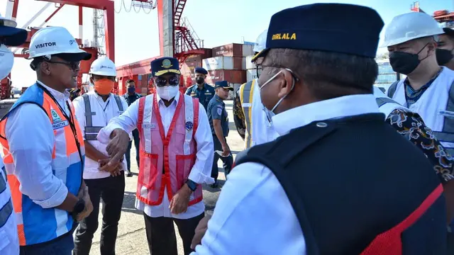 Menteri Perhubungan Budi Karya Sumadi meninjau Pelabuhan Tenau di Kupang, Nusa Tenggara Timur (NTT).