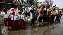 Peserta upacara memberikan hormat saat mengikuti upacara HUT RI ke 71 di Sungai Winongo, Yogyakarta, Rabu (17/8). Upacara berlangsung khidmat meskipun dilaksanakan di tengah aliran  sungai. (Liputan6.com/Boy Harjanto)
