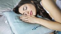 Tidur cukup bantu tingkatkan kolagen di kulit yang bisa atasi kerutan di dahi. (Foto: Unsplash)