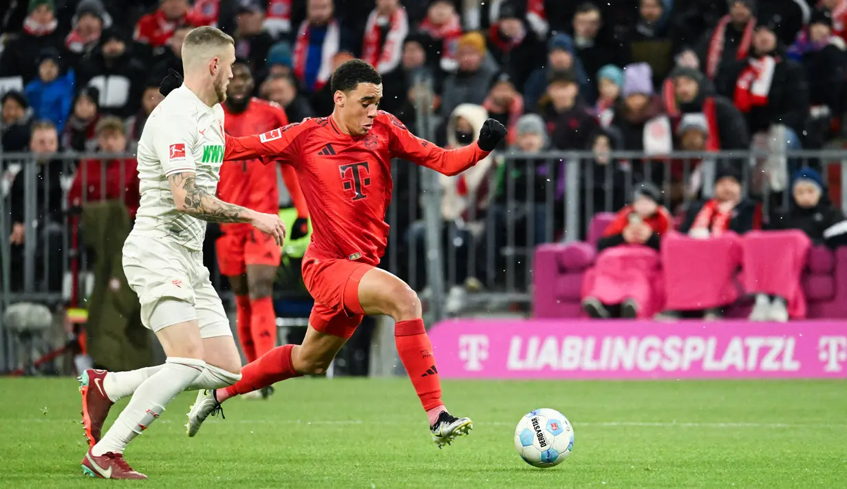 Bayern Munchen berhasil meraih kemenangan meyakinkan atas Augsburg 3-0 dalam pertandingan pekan ke-11 Bundesliga. (AFP/Lukan Barth-Tuttas)