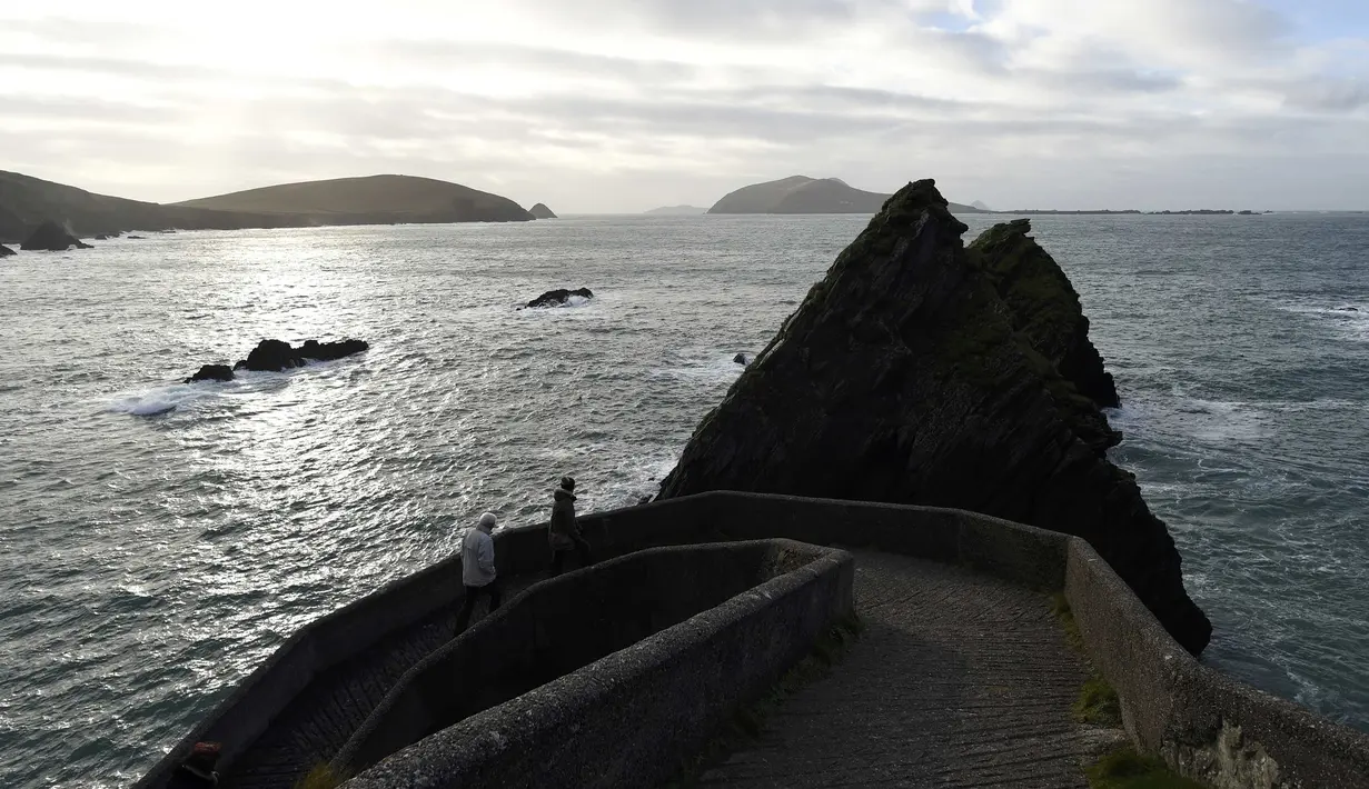 Pengunjung melihat pemandangan laut di Pulau Blasket dan Skellig, , Irlandia, Selasa (27/12). Irlandia mendapat julukan Pulau Zamrud karena memiliki pemandangan alam yang hijau terang. (REUTERS / Clodagh Kilcoyne)