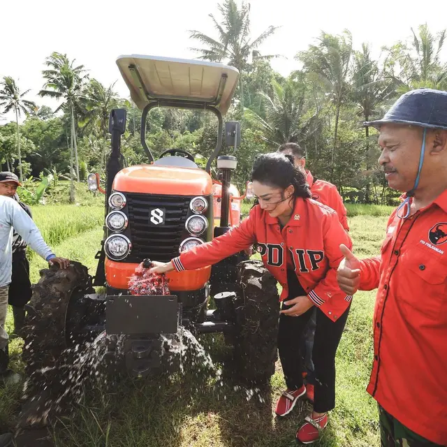 Krisdayanti membantu petani (Instagram/krisdayantilemos)