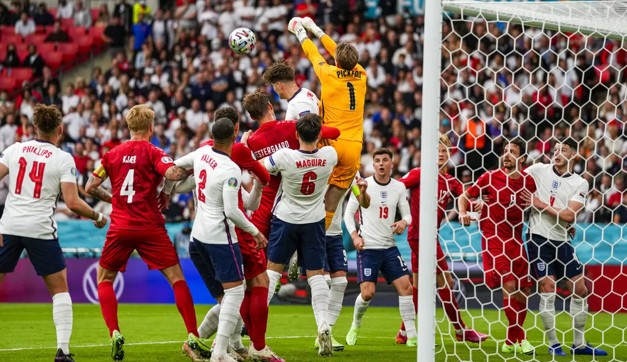 Kiper Inggris, Jordan Pickford menangkap bola saat bertanding melawan Denmark pada pertandingan semifinal Euro 2020 di Stadion Wembley, London, Kamis (8/7/2021). Perjalanan terjauh Inggris di pentas Eropa sebelumnya adalah semifinal. (Laurence Griffiths/Pool Photo via AP)