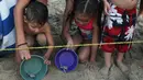 Anak-anak melepaskan anak penyu sisik di pantai Sayulita, Meksiko (2/12). Anak penyu ini adalah hasil konservasi yang dilakukan oleh organisasi "Red Tortuguera". (AP Photo/Marco Ugarte)
