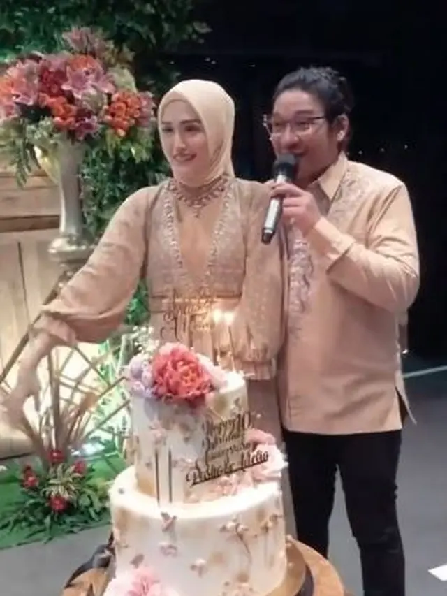 7 Potret Pasha Ungu dan Adelia Rayakan Anniversary Pernikahan ke-10, Mewah