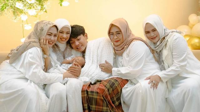 6 Momen Akikah Anak Tri Suaka dan Nabila Maharani, Bahagia Bareng Keluarga Besar