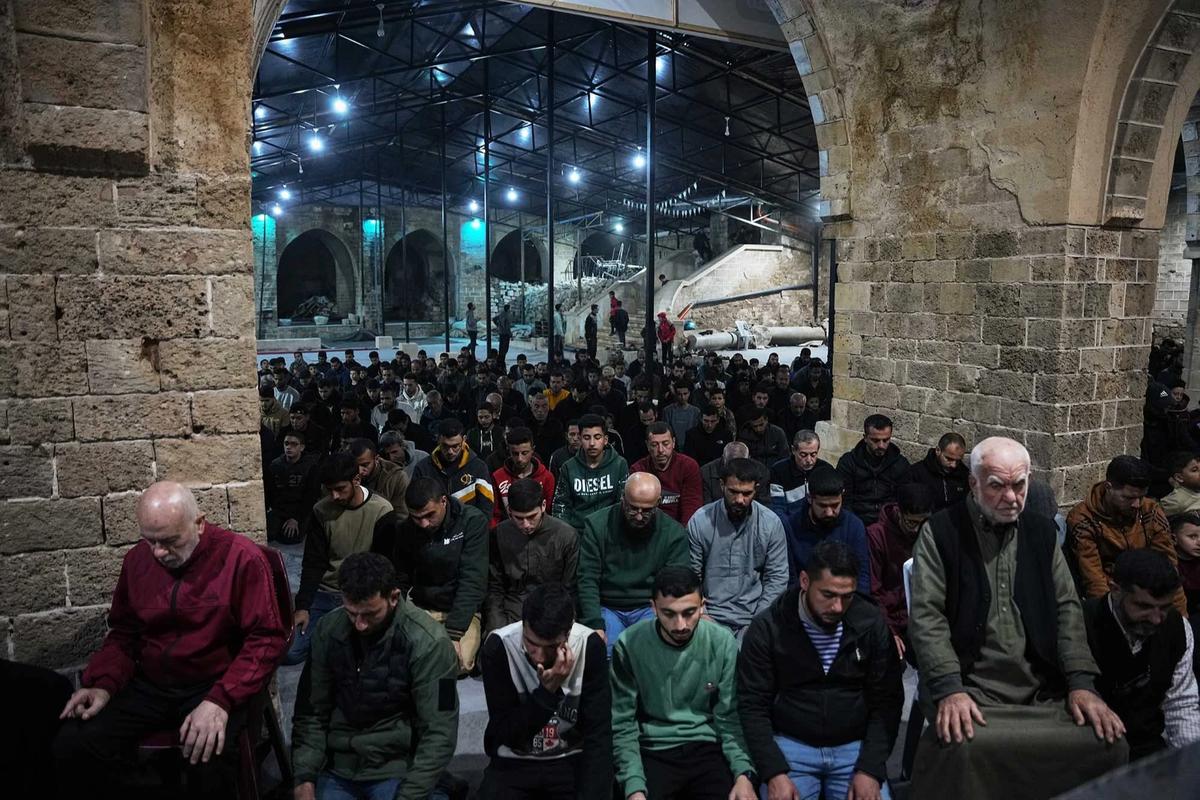 FOTO: Warga Gaza Sambut Ramadan dengan Tarawih di Masjid Terdampak Perang