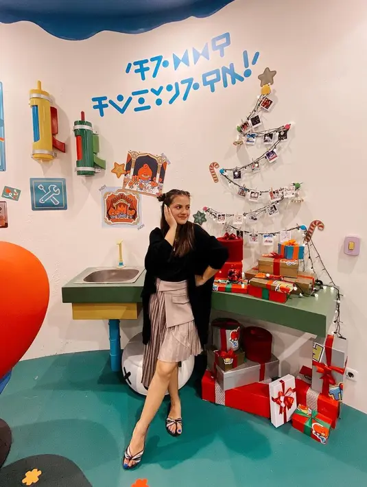 Padanan rok plisket asimetris, top, dan cardigan untuk tampilan kasual yang stylish. [Foto: IG/aruanmarsha].