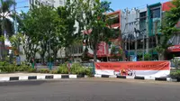 Sejumlah spanduk bertuliskan kata-kata mengingatkan demonstran bertebaran di sejumlah titik di Surabaya, Jawa Timur, Selasa, (20/10/2020). (Foto: Liputan6.com/Dian Kurniawan)