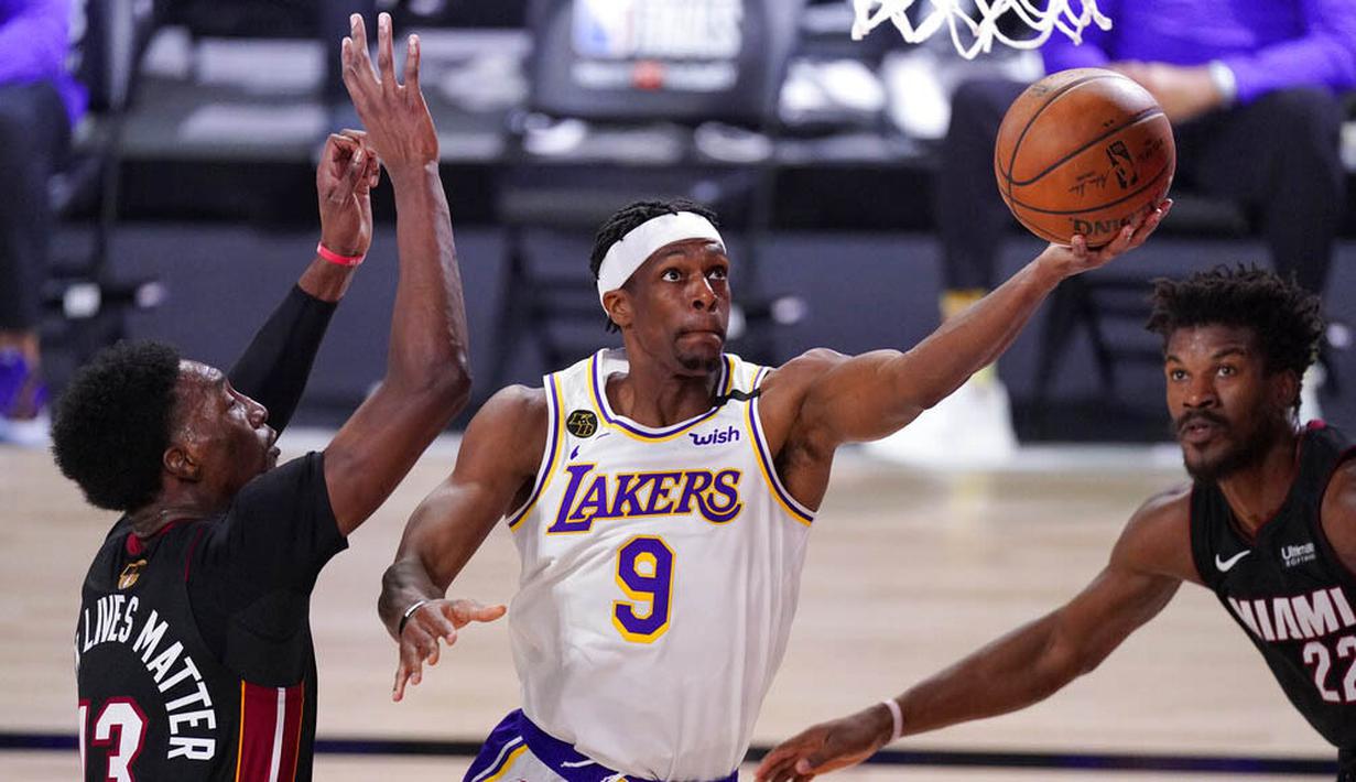Pebasket Los Angeles Lakers, Rajon Rondo, memasukkan bola saat melawan Miami Heat Pada gim keenam final NBA di  AdvenHealth Arena, Senin (12/10/2020). Lakers menang dengan skor 106-93. (AP Photo/Mark J. Terrill)