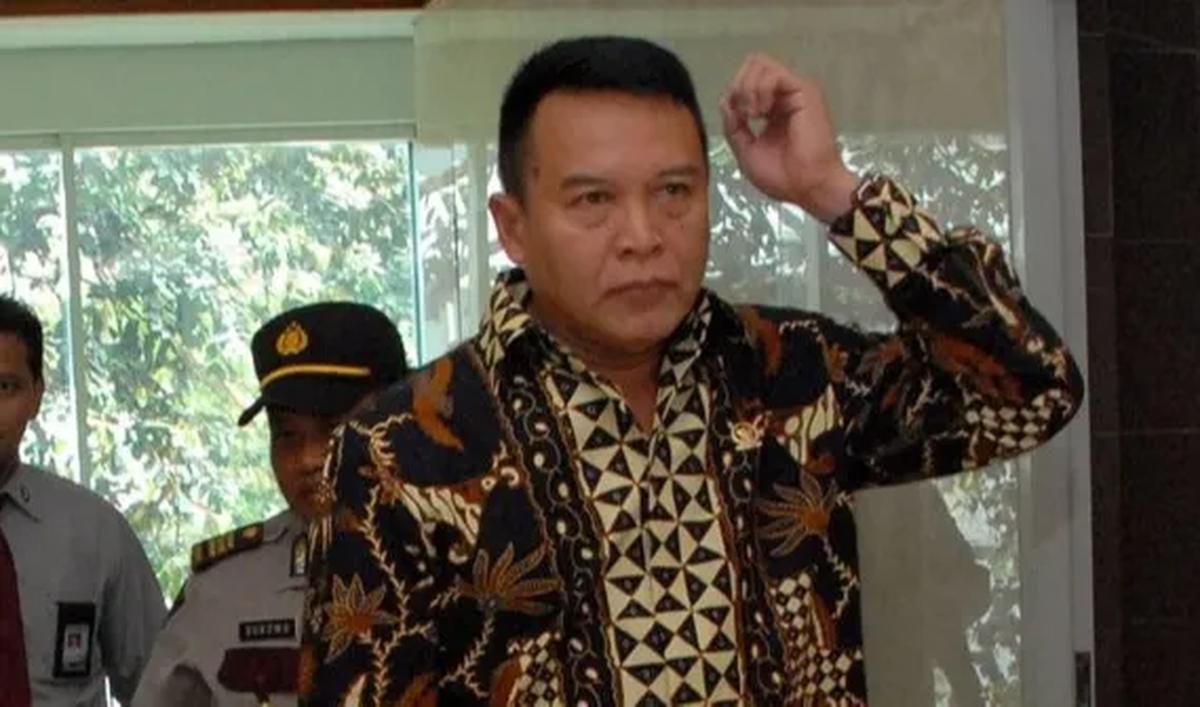 Hasanuddin menjelaskan, perlu proses yang transparan dalam mengusut kasus Kepala Basarnas tersebut. Publik juga perlu tahu proses penyelidikan dari kasus itu.