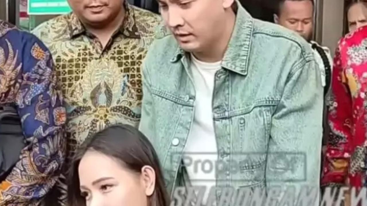 Ini momen pertama kali Rendy dan Lady Nayoan memamerkan kemesraan setelah memutuskan rujuk. Potret ini saat Rendy dan Lady di pengadilan.
