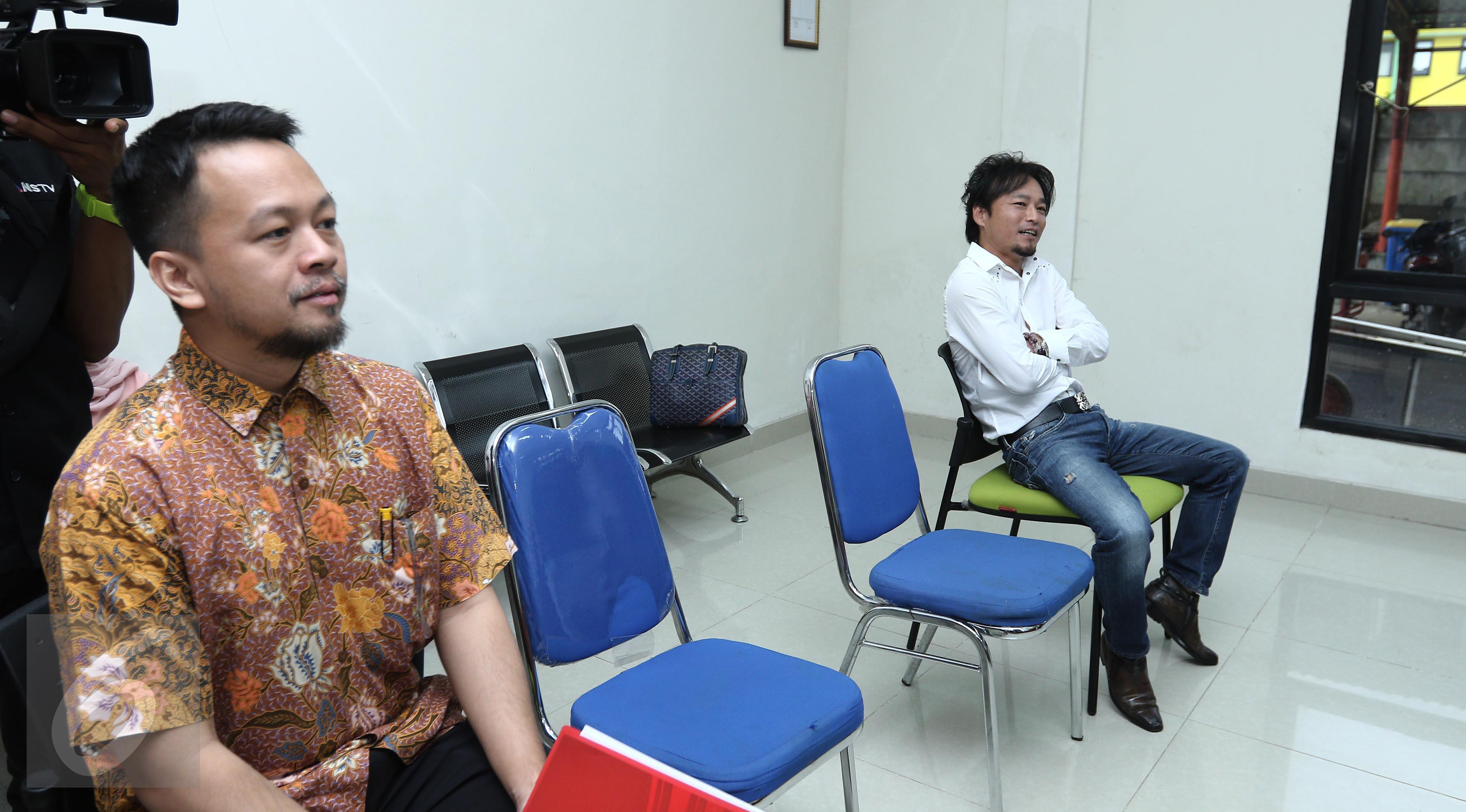 Suami dari Tiwi eks T2, Shogo Sakuramoto (kanan) menghadiri sidang perceraian di Pengadilan Agama Tigaraksa, Tangerang, Rabu (22/3). Sidang keempat ini mengagendakan replik atau jawaban dari pihak Tiwi selaku penggugat. (Liputan6.com/Herman Zakharia)