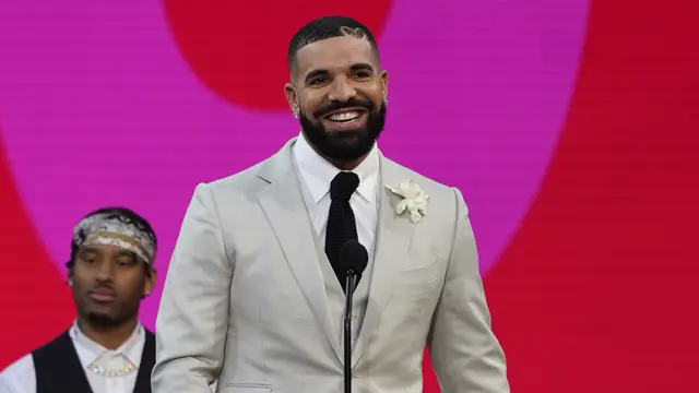 Drake dalam Billboard Music Awards 2021. (AP Photo/Chris Pizzello)