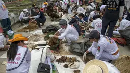 Relawan saat menggali makam tanpa identitas di pemakaman Poh Teck Tung, Thailand, Selasa (3/11/2015). Ribuan jasad tak berindentitas ini nantinya akan dipindahkan ke gudang penyimpanan dan dikremasi. (REUTERS/Athit Perawongmetha)