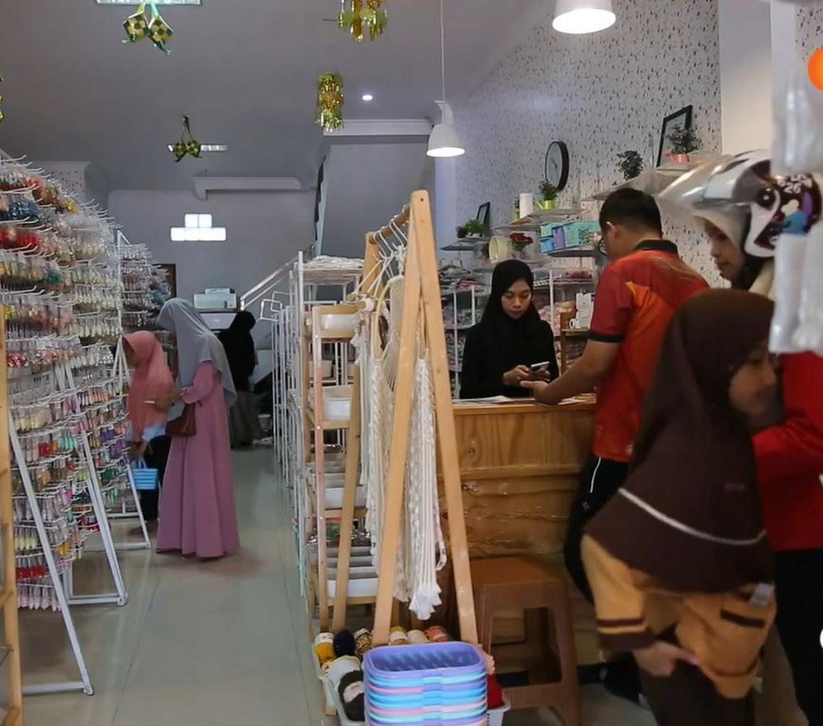 “Awal membuka ini, saya tidak meniatkan untuk dijadikan sebuah usaha. Tetapi hanya mengisi waktu luang setelah resign dari pekerjaan di sebuah perusahaan telekomunikasi,” terangnya, mengutip YouTube Liputan6, Rabu (28/2).