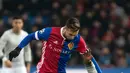 Pemain FC Basel, Renato Steffen berebut bola dengan pemain Manchester United, Paul Pogba pada matchday kelima Grup A Liga Champions di Stadion St Jakob Park, Rabu (22/11). Manchester United takluk 0-1 di markas Basel. (Georgios Kefalas/Keystone via AP)