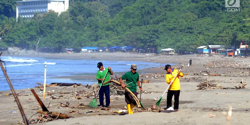 Semangat Para Sukarelawan Bersihkan Pantai Citepus di Sukabumi