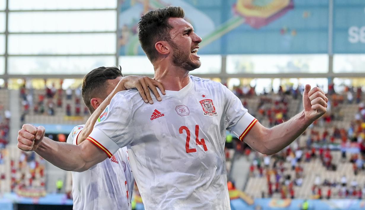 Spanyol makin bernafsu menambah gol usai gol pertama terjadi. Bek Aymeric Laporte mencatatkan namanya di papan skor lewat gol tandukannnya pada akhir babak pertama setelah menerima umpan dari Gerard Moreno. (Foto: AP/Pool/David Ramos)