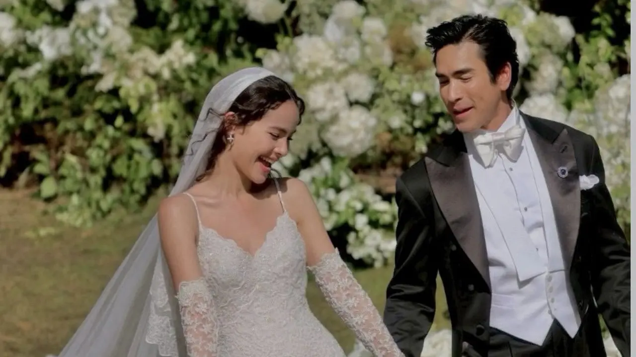 Urassaya Sperbund dan Nadech Kugimiya Menika di Norwegia. [@urassayas]