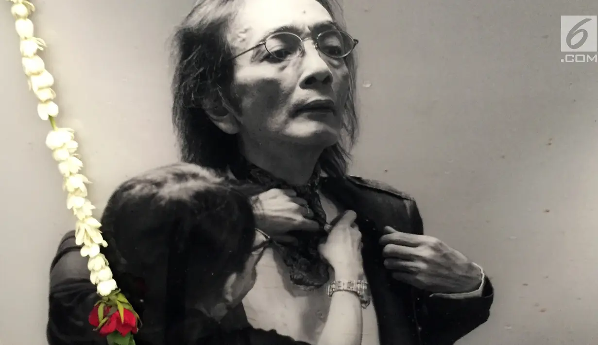 Gambar musikus Yockie Suryo Prayogo di TPU Karet Bivak, Jakarta, Senin (5/2). (Liputan6.com/Immanuel Antonius)