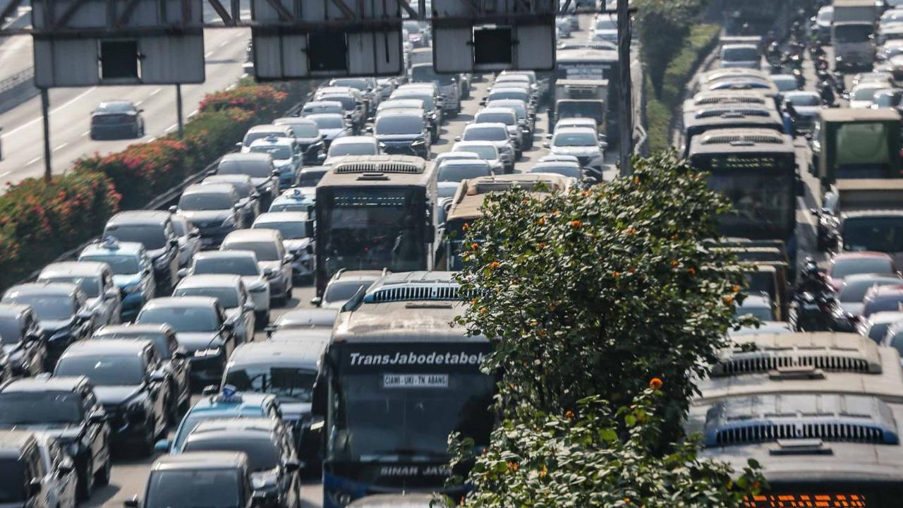 Kondisi ini membuat ribuan kendaraan bermotor baik roda empat maupun roda dua terjebak kemacetan imbas penutupan jalan KTT ASEAN 2023 di beberapa lokasi.<br>