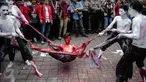 Massa Gerakan Mahasiswa Nasional Indonesia (GMNI) melakukan teaterikal saat aksi bela Indonesia terkait Freeport di depan Kantor PT. Freeport Indonesia, Jakarta, Jumat (24/2). (Liputan6.com/Faizal Fanani)