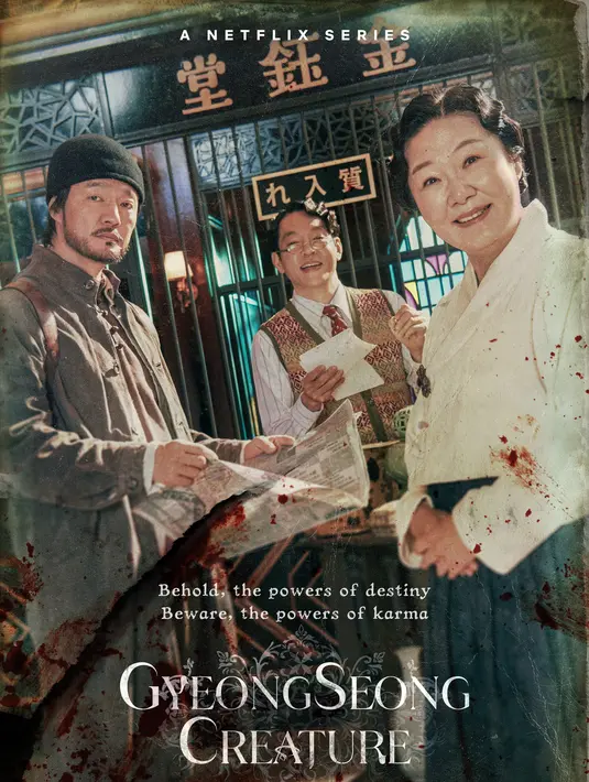 <p>Anggota staf Geumokdang Ny. Na Wol (Kim Hae Sook) dan Gu Gap Pyeong (Park Ji Hwan) tersenyum cerah di depan Geumokdang, menunjukkan hubungan kekeluargaan dengan pemilik toko Jang Tae Sang. Di samping mereka adalah ayah Yoon Chae Ok, Yoon Jung Won (Jo Han Chul), yang menunjukkan tekad kuatnya untuk menemukan istrinya yang hilang 10 tahun lalu. (Foto: Netflix)</p>