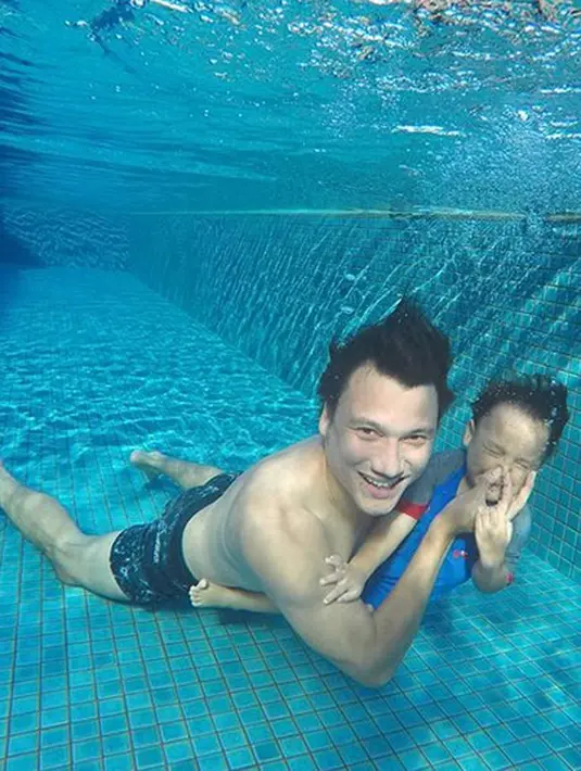 Meski baru berusia empat tahun, Arjuna Zayan Sugiono, sudah diajarkan berenang oleh sang ayah, Christian Sugiono. Sibuk bekerja dalam dunia hiburan dan bisnisnya, suami Titi Kamal ini masih meluangkan waktunya untuk Juna. (Doc. Instagram)