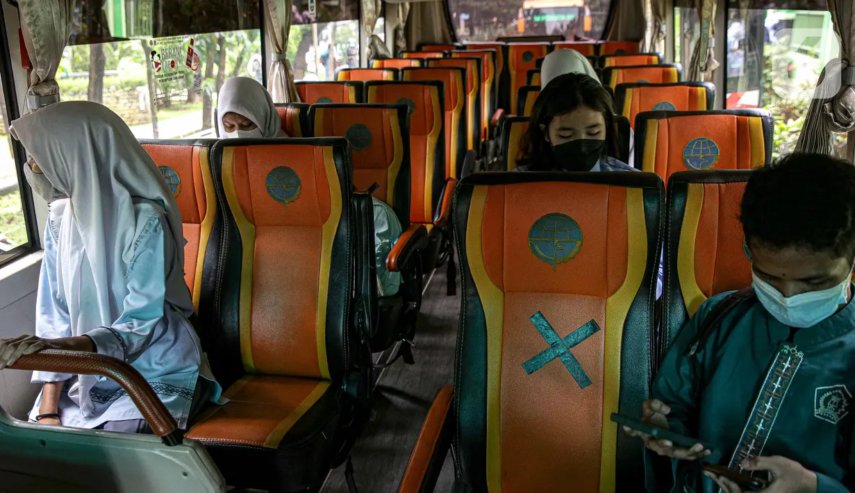 Pelajar naik bus sekolah usai pembelajaran tatap muka (PTM) di SMK Negeri 15, Kebayoran Baru, Jakarta Selatan, Jumat (3/9/2021). Dishub DKI Jakarta melalui Unit Pengelola Angkutan Sekolah membantu sarana transportasi gratis bagi peserta didik yang mengikuti PTM. (Liputan6.com/Faizal Fanani)