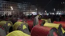 Tenda-tenda yang didirikan para migran di Republic square, pusat kota Paris, pada Kamis (25/3/2021). Hampir 400 tenda didirikan di alun-aun tersebut untuk menarik perhatian atas kondisi kehidupan mereka dan menuntut akomodasi. (AP Photo/Rafael Yaghobzadeh)