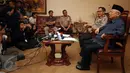 Ketua MUI Ma'ruf Amin (kanan) memberi keterangan bersama Kapolri Tito Karnavian di Jakarta, Selasa (20/12). Keterangan terkait fatwa MUI tentang penggunaan atribut keagamaan non-Muslim. (Liputan6.com/Helmi Fithriansyah)