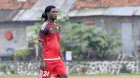Bio Paulin saat berlaga bersama timnya PS Polri di Lapangan Mako Brimob, Depok, (24/2/2016). (Bola.com/Nicklas Hanoatubun)