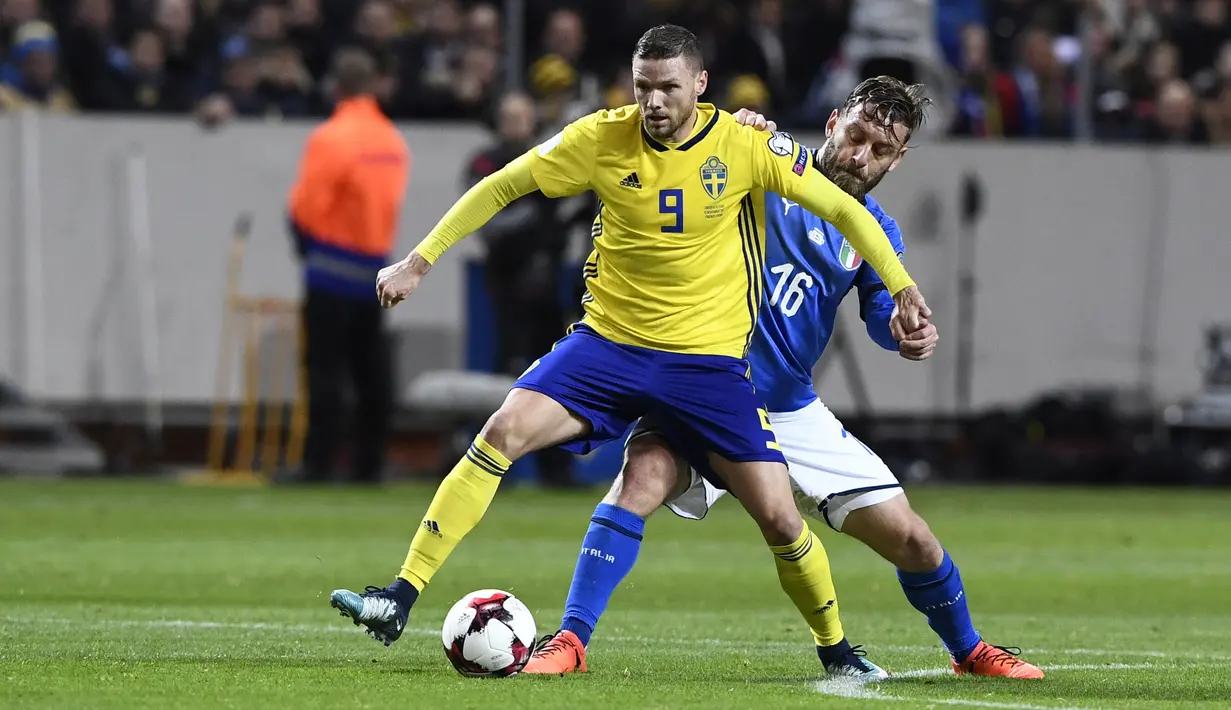 Aksi pemain Italia, Daniele De Rossi (belakang) saat melawan Swedia pada laga kualifinkasi Piala Dunia 2018 di Solna, Swedia, (10/11/2017). De Rossi memutuskan pensiun usai timnya kalah agregat dari Swedia 0-1. (AFP/Jonathan Nackstrand)