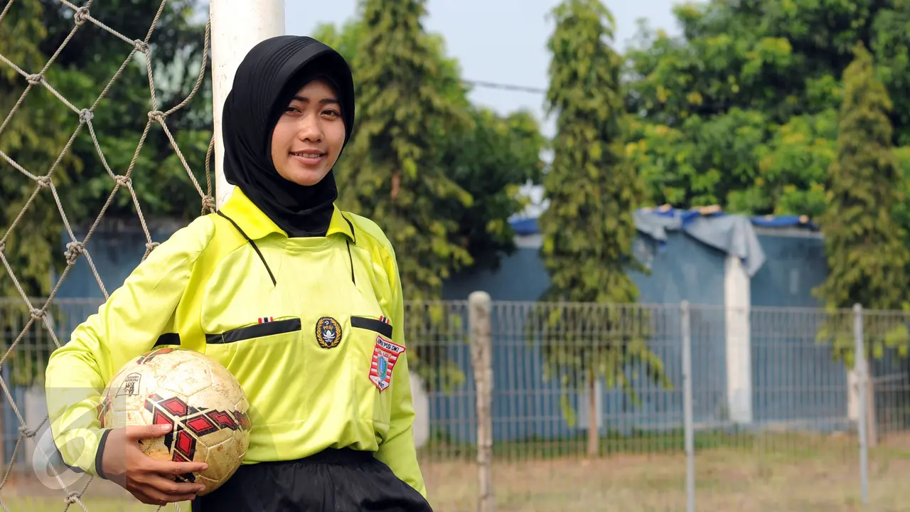 20151111-Nur Holisah Wasit Wanita Berhijab-Jakarta- Helmi Fithriansyah